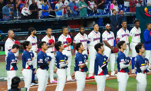 ドミニカ共和国対韓国　国歌斉唱に臨む両チームの選手たち（撮影・垰建太）