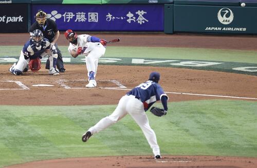 ドミニカ対韓国　2回裏ドミニカ1死一塁、左翼線に先制適時二塁打を放つカミネロ。投手柳賢振（撮影・河田真司）