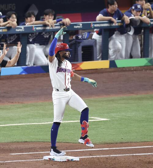 ドミニカ対韓国　2回裏ドミニカ2死一、二塁、右前適時打を放ち出塁するタティス（撮影・河田真司）