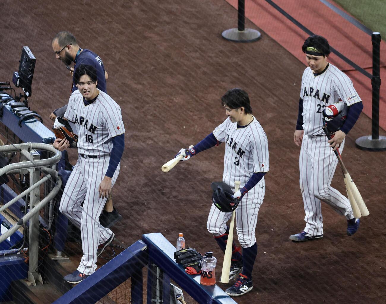 ライブBPを終え移動する、左から大谷、小園、森下（撮影・河田真司）