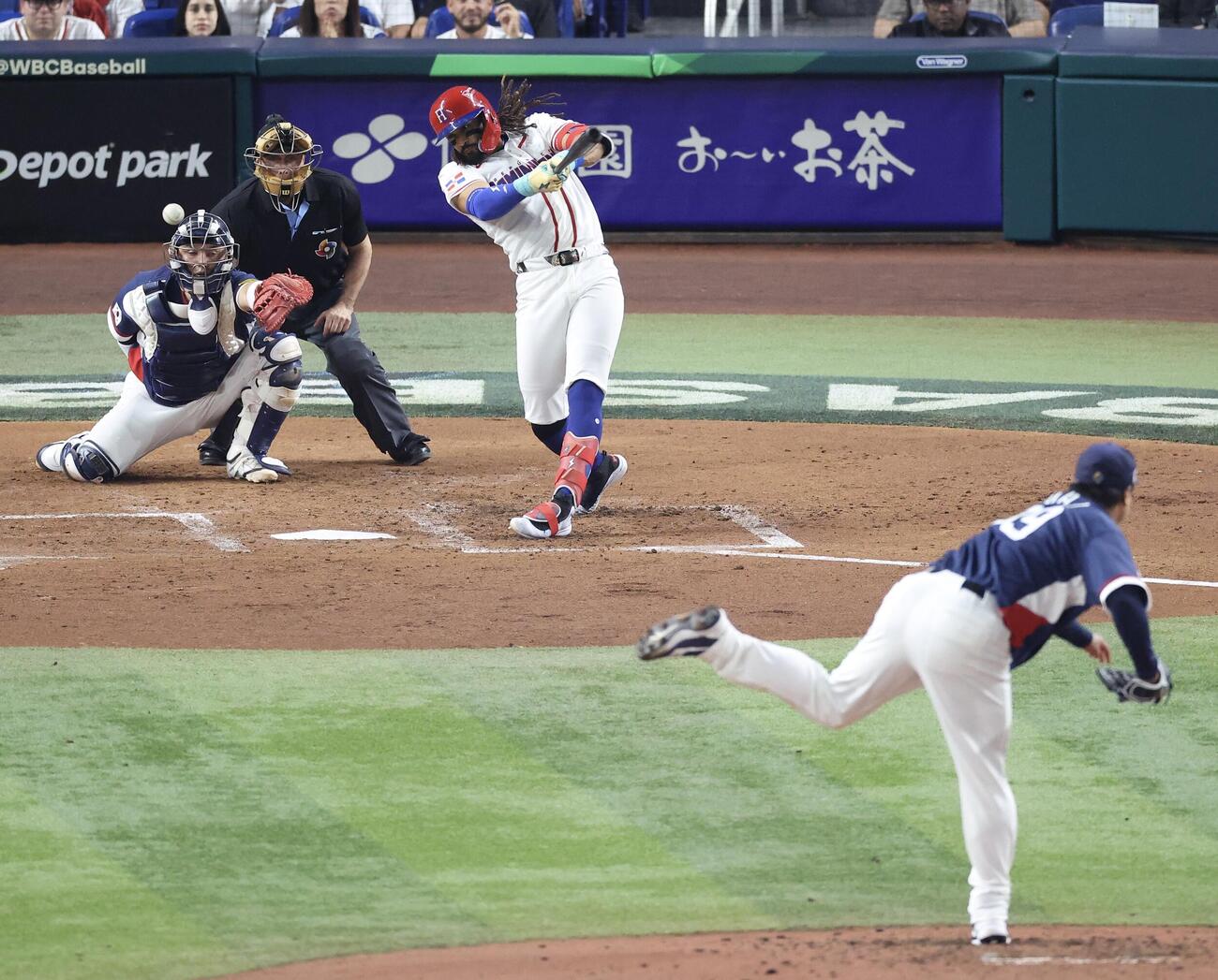 ドミニカ対韓国　2回裏ドミニカ2死一、二塁、右前適時打を放つタティス。投手柳賢振（撮影・河田真司）