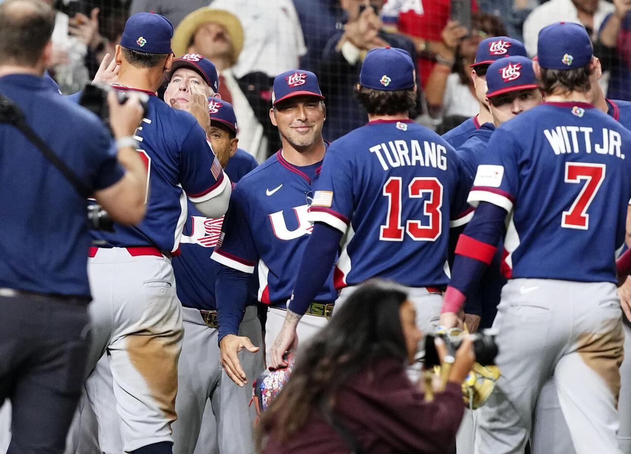 カナダに競り勝ち準決勝進出を決め、選手を迎える米国のデローサ監督（中央）＝ヒューストン（共同）
