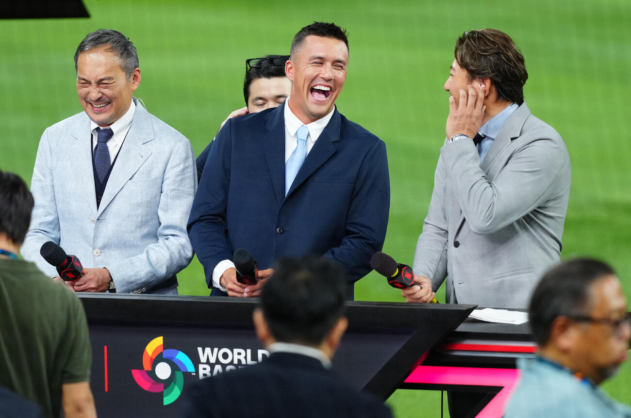 日本対ベネズエラ　試合前、ネットフリックスの中継に臨む渡辺謙（左）、ヌートバー（中央）、内川氏（撮影・垰建太）