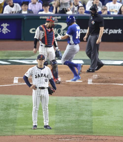 日本対ベネズエラ　2回表ベネズエラ無死二塁、トーレスに適時二塁打を浴びる山本（撮影・河田真司）