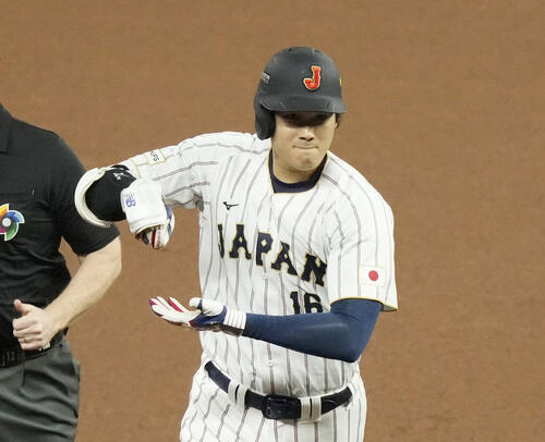 1回、先頭打者本塁打を放ち「お茶たてポーズ」をする大谷＝マイアミ（共同）