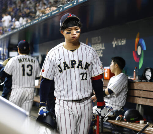 ベネズエラに敗れ、引き揚げる森下＝マイアミ（共同）