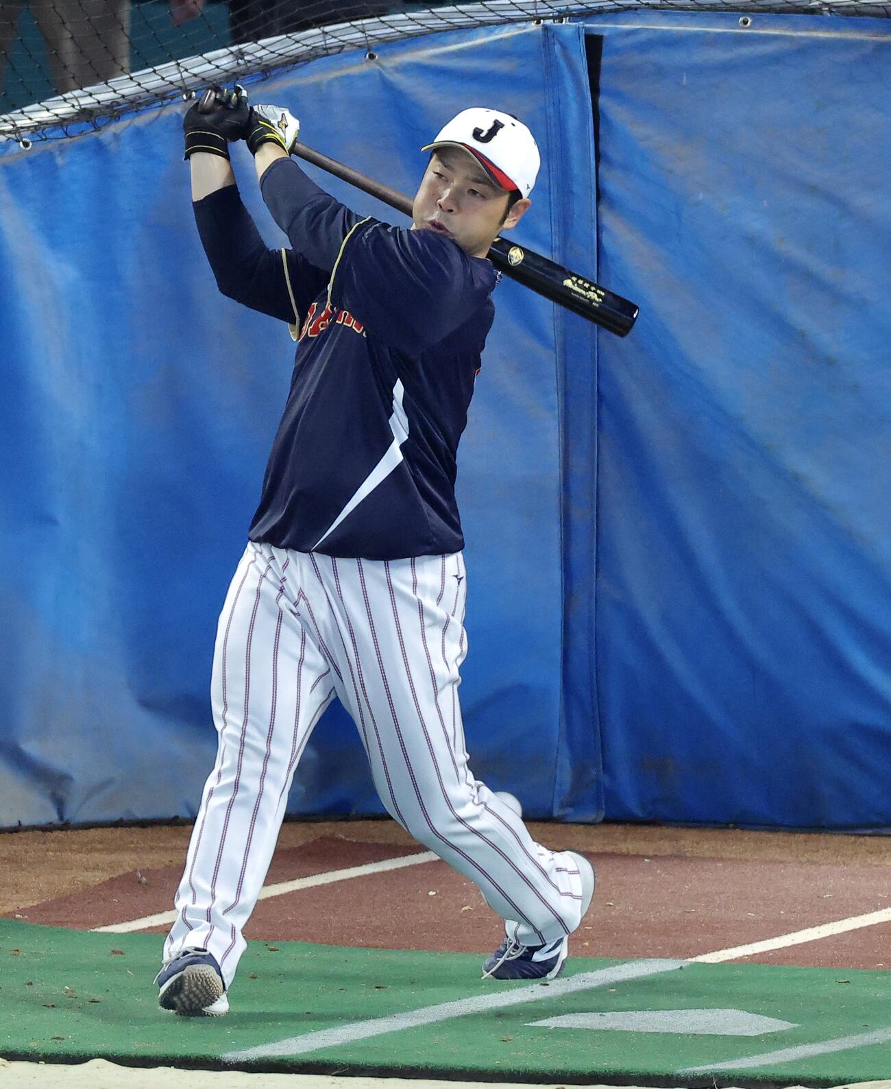 打撃練習する近藤（26年3月撮影）