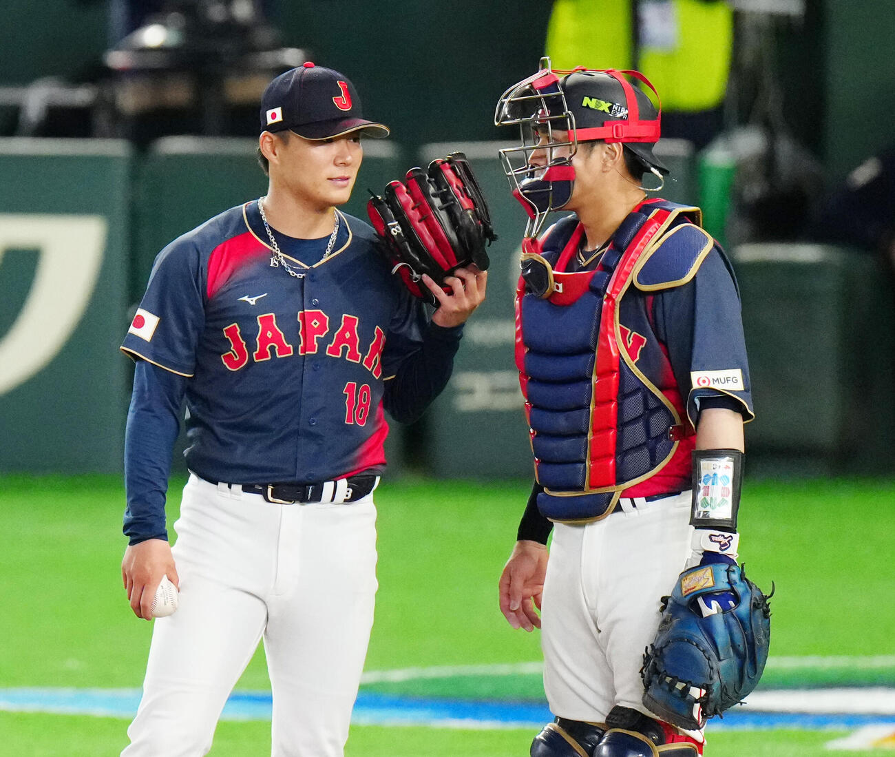 3月6日、WBC1次ラウンド台湾対日本　3回裏途中、マウンドで言葉を交わす先発の山本由伸（左）と捕手若月