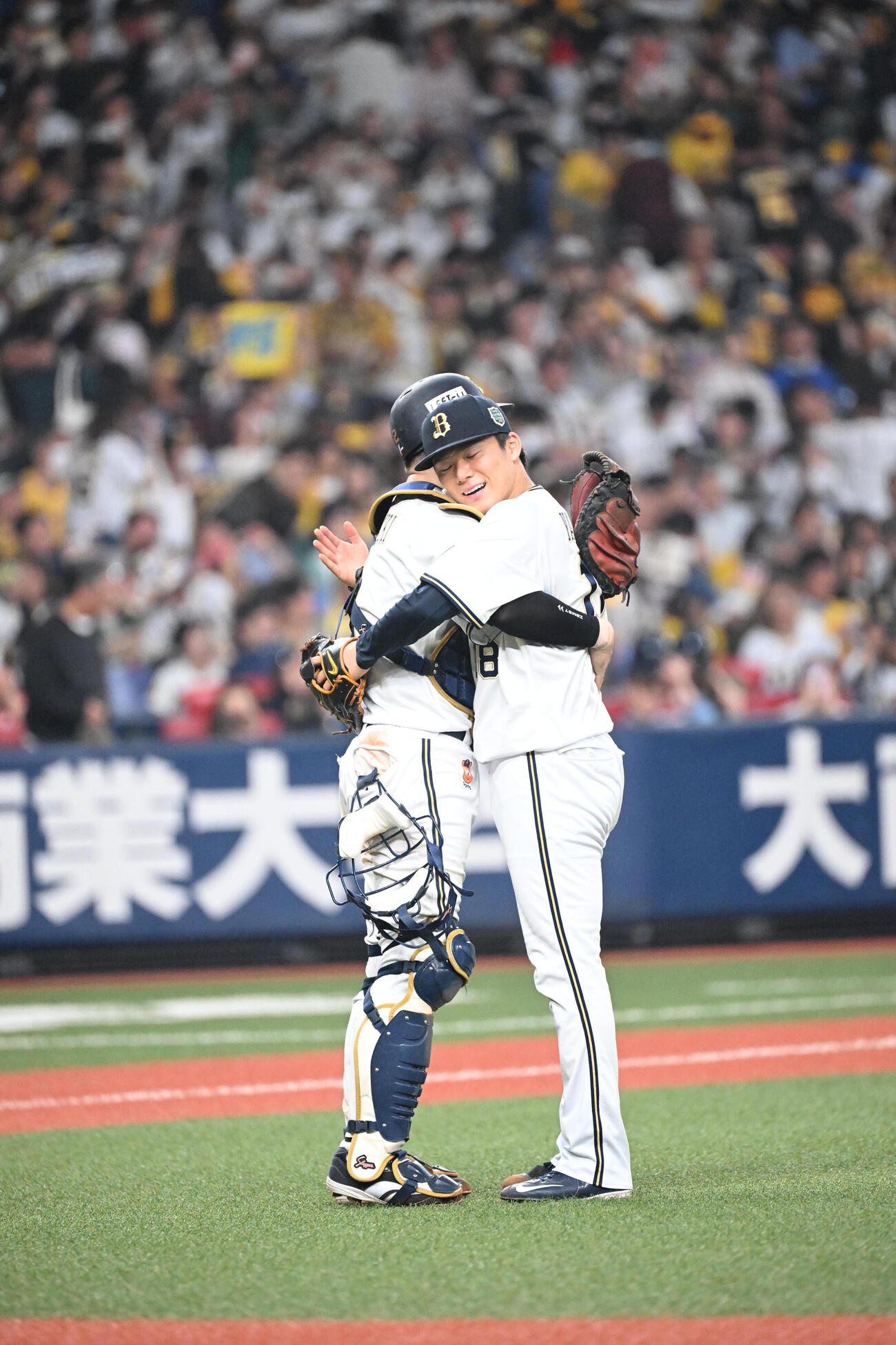 2023年11月、日本シリーズオリックス対阪神の9回、近本を二ゴロに打ち取り完投勝利、若月（左）と抱き合うオリックス山本