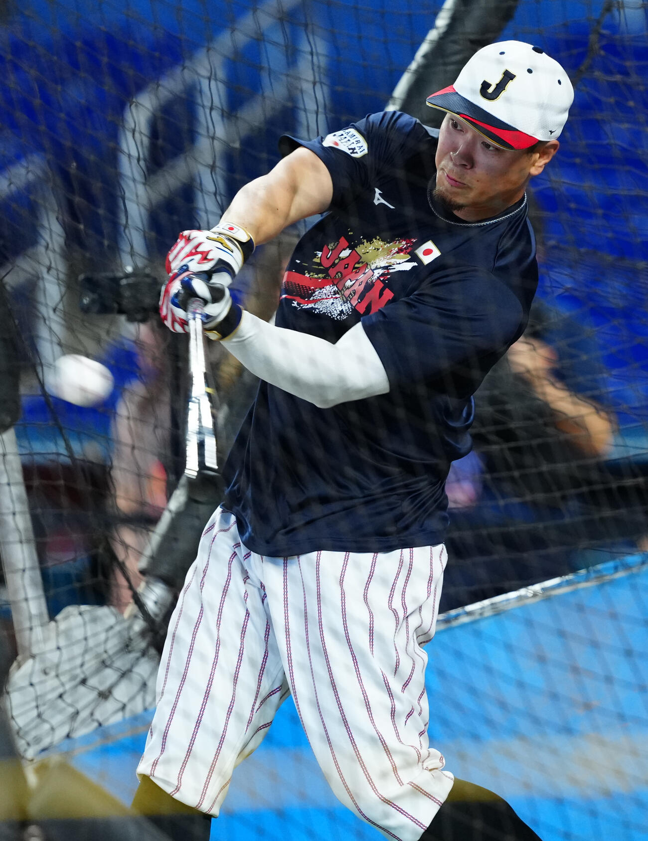 打撃練習に臨む佐藤輝（26年3月撮影）