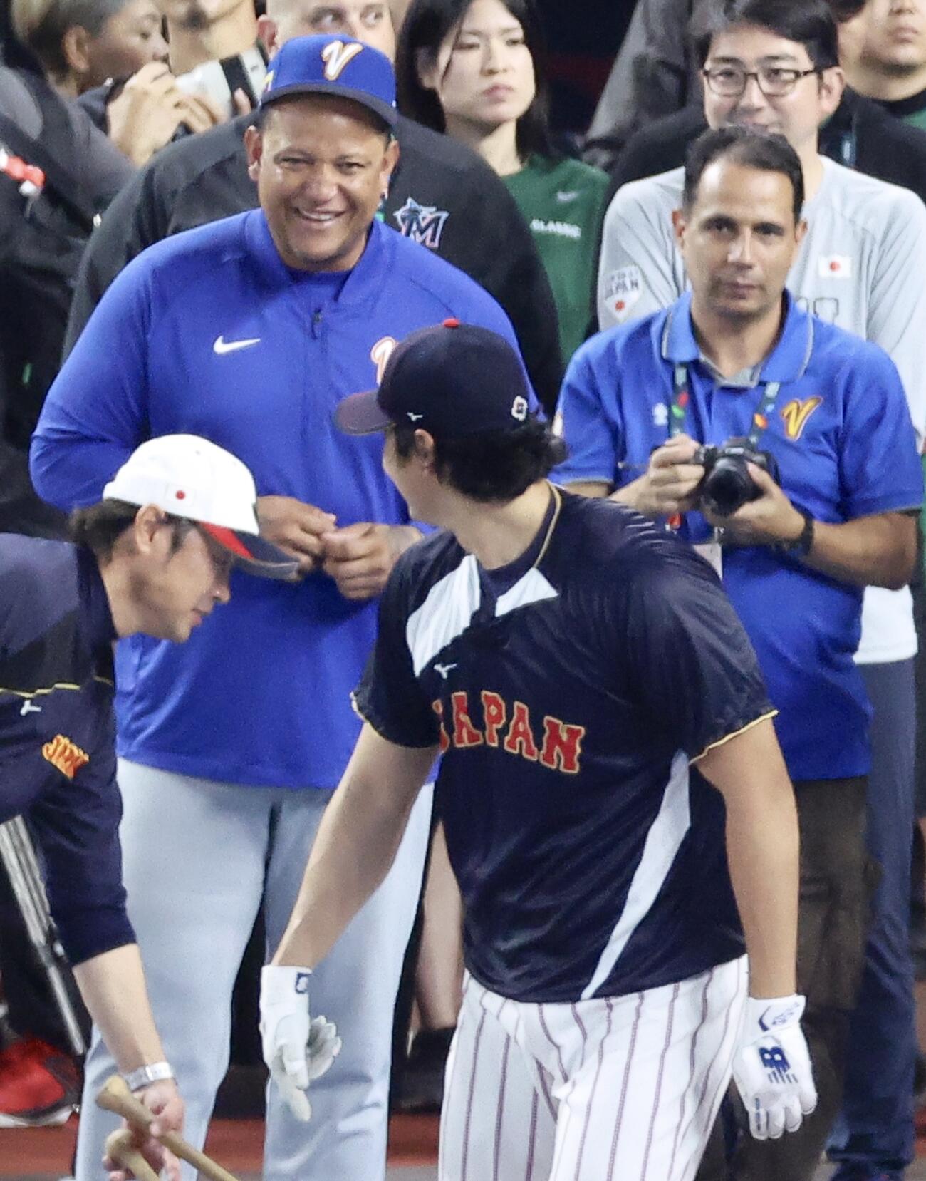 日本対ベネズエラ　試合前、大谷（手前）と言葉を交わすベネズエラのミゲル・カブレラ打撃コーチ（撮影・河田真司）