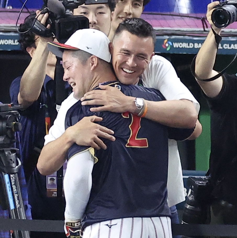 日本対ベネズエラ　試合前、牧（左）とあいさつを交わすヌードバー（撮影・河田真司）