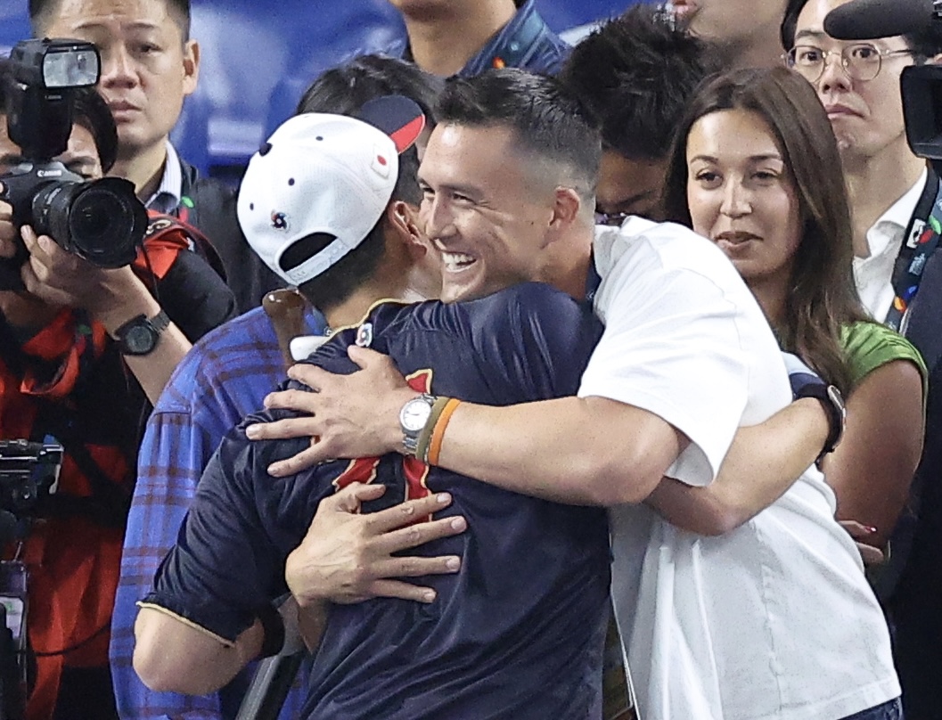 日本対ベネズエラ　試合前、中村（左）とあいさつを交わすヌードバー（撮影・河田真司）