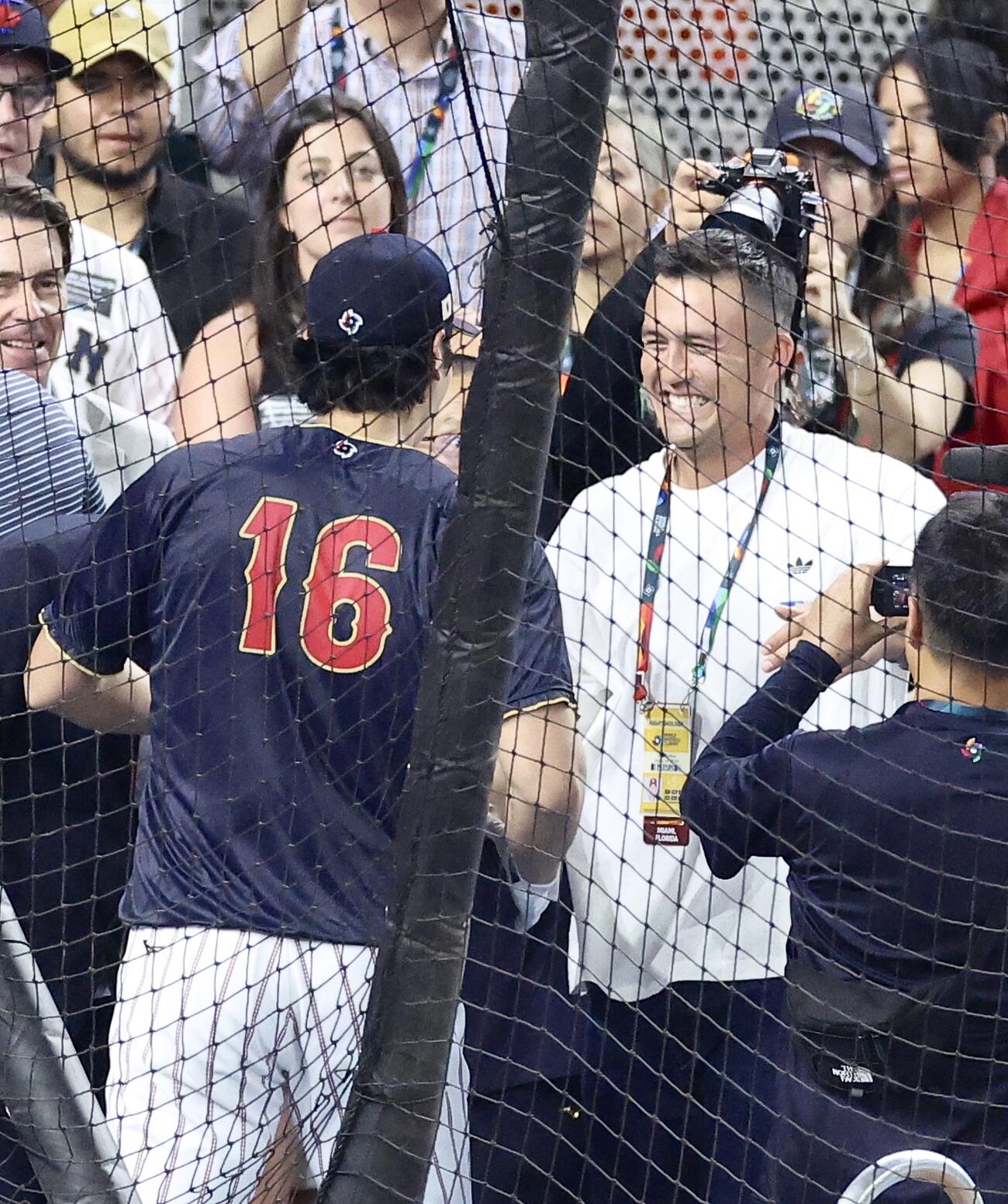 日本対ベネズエラ　試合前、大谷（左）とあいさつを交わすヌードバー（撮影・河田真司）