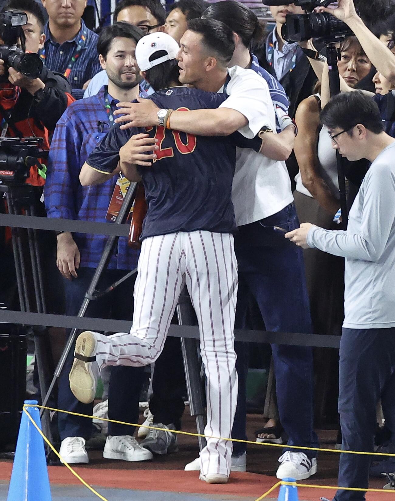 日本対ベネズエラ　試合前、周東（左）とあいさつを交わすヌードバー（撮影・河田真司）