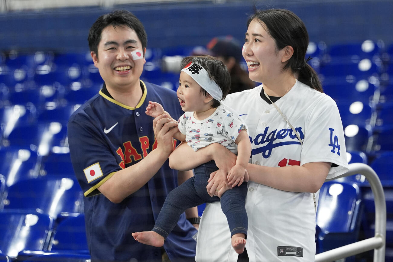 侍ジャパンの応援に駆けつけた日本のファンたち（AP）