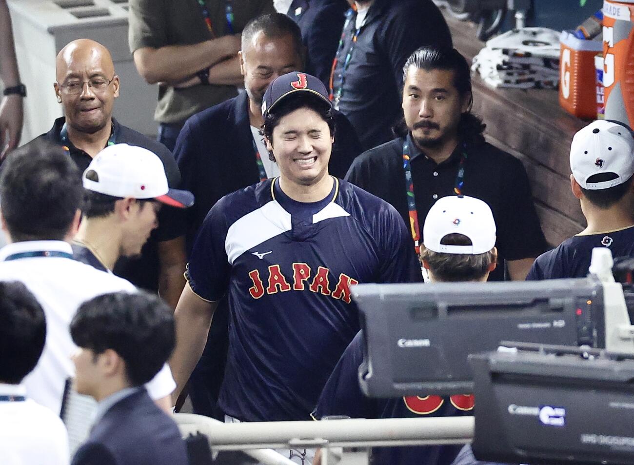 日本対ベネズエラ　試合前、打撃練習を終え移動する大谷（中央）（撮影・河田真司）