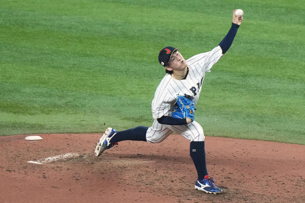 5回にマウンドに上がる隅田知一郎（AP）