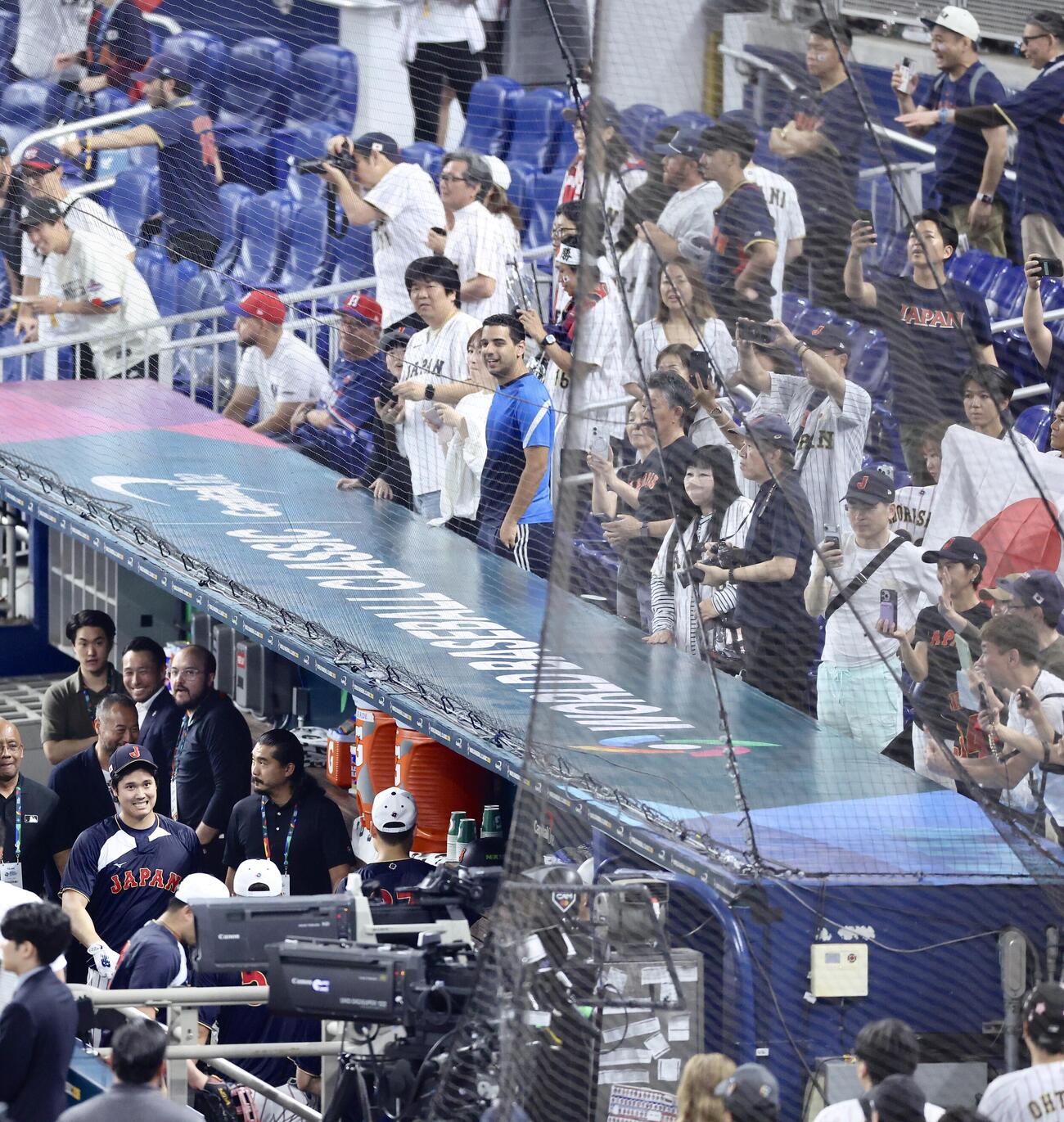 日本対ベネズエラ　試合前、打撃練習を終え移動する大谷（左）（撮影・河田真司）