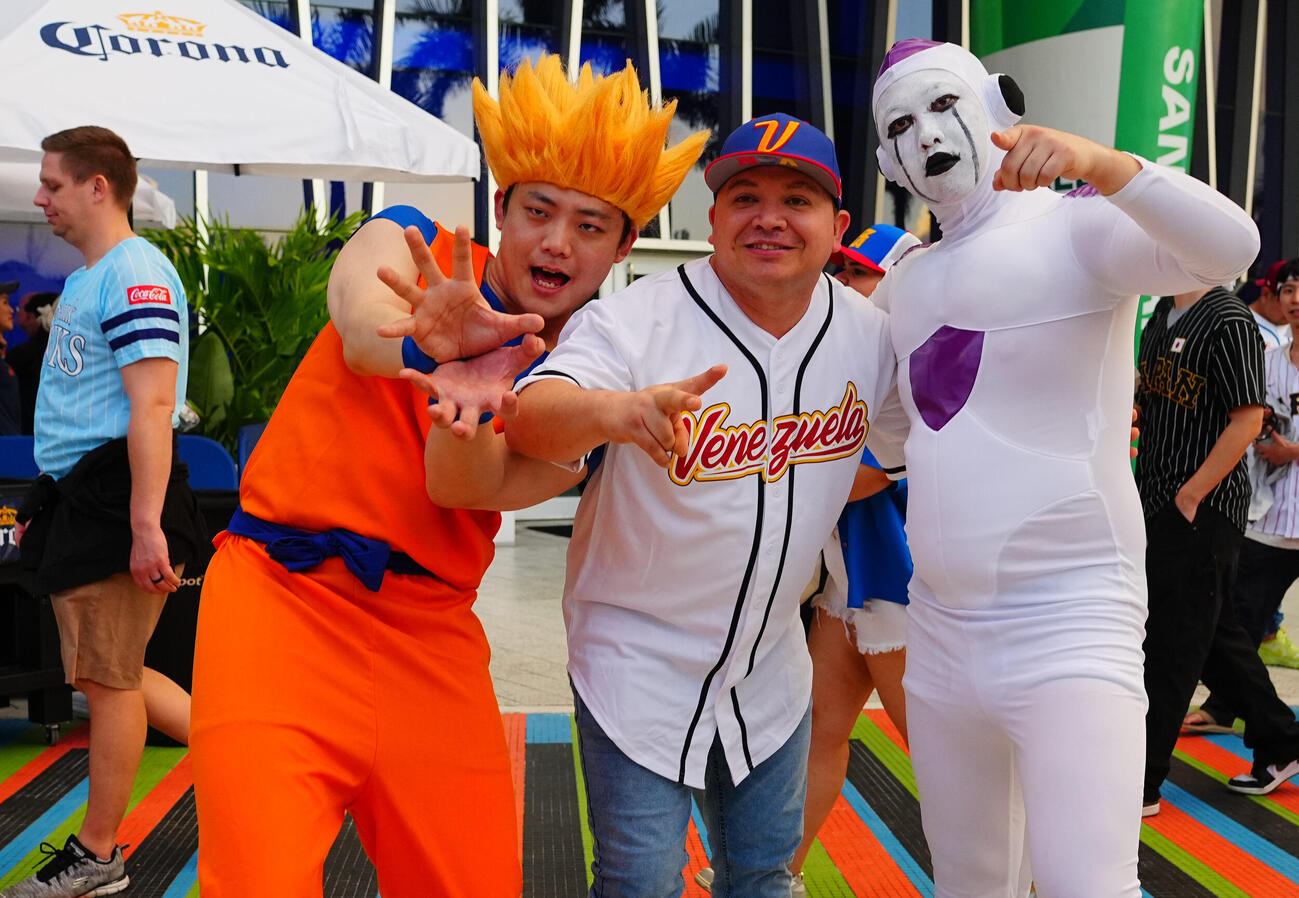 日本対ベネズエラ　試合前交流する日本とベネズエラのファン（撮影・垰建太）