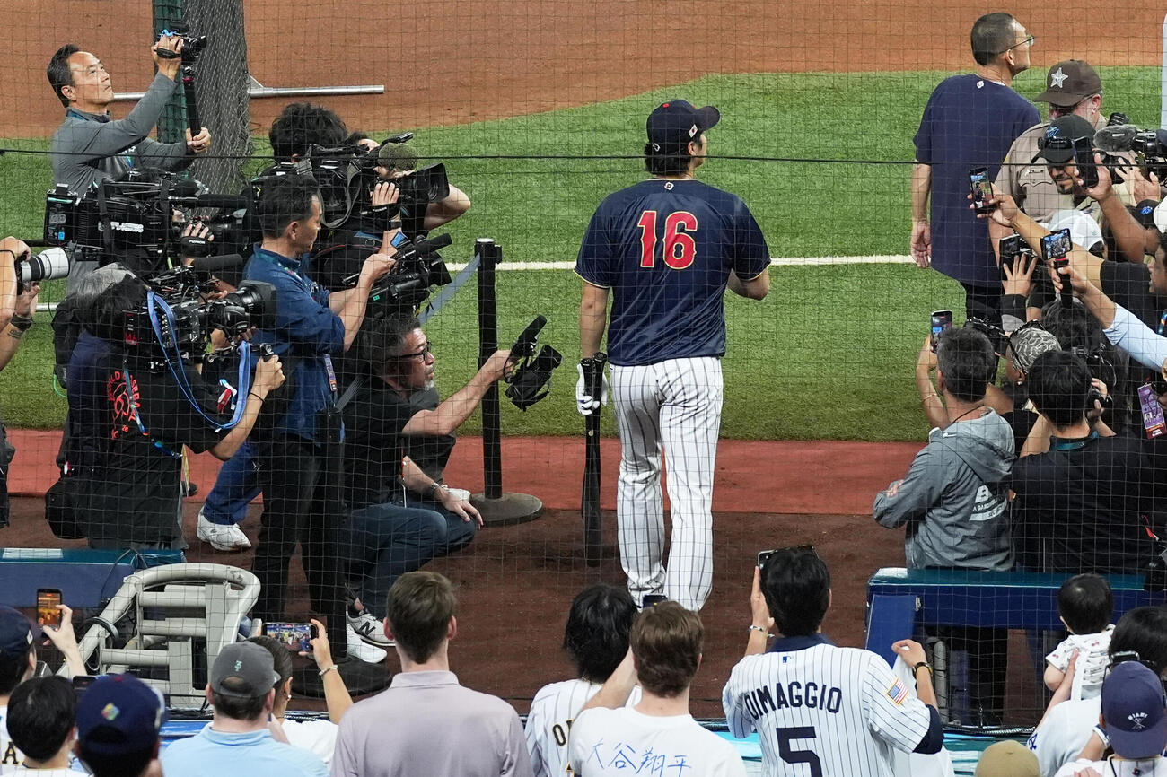 打撃練習に現れた大谷翔平（AP）
