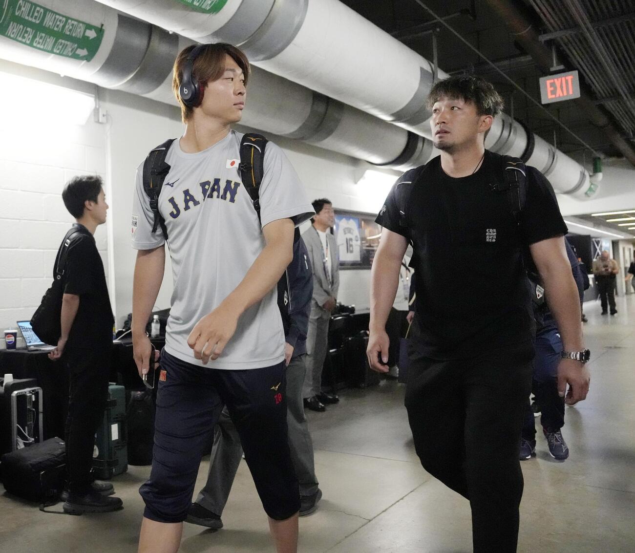 ベネズエラ戦で球場入りする高橋宏斗（左）と鈴木誠也（共同）