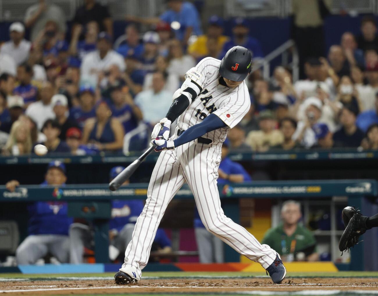 1回日本、大谷が右中間に先頭打者本塁打を放つ＝マイアミ（共同）