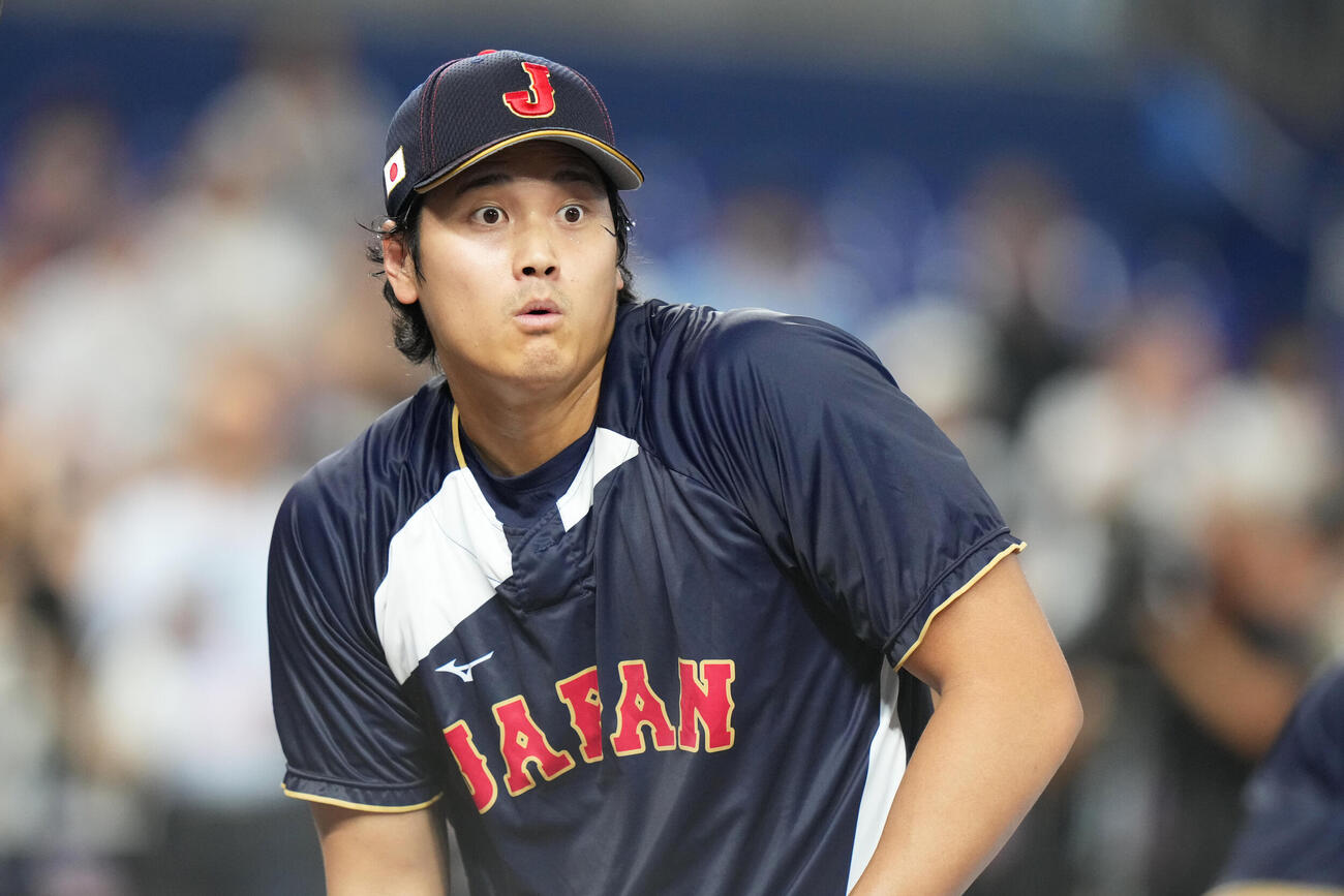打撃練習中に驚いた表情を見せる大谷翔平（AP）