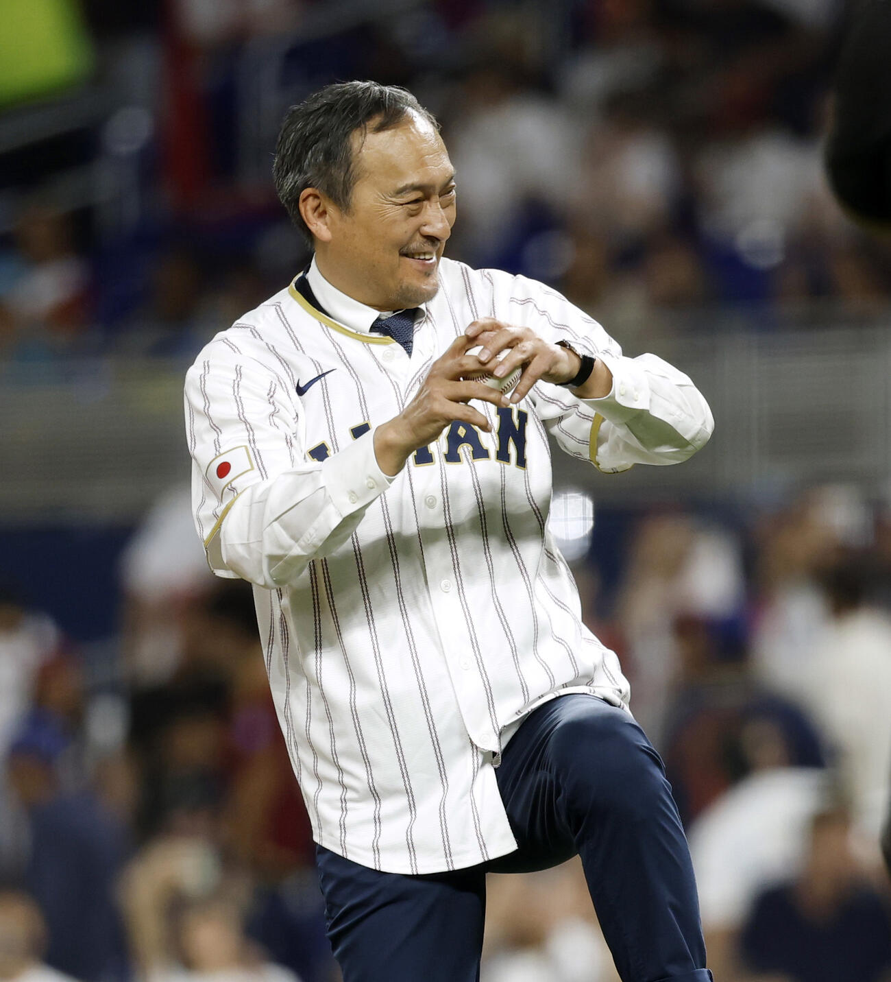 日本－ベネズエラ戦で始球式を務める俳優の渡辺謙（共同）