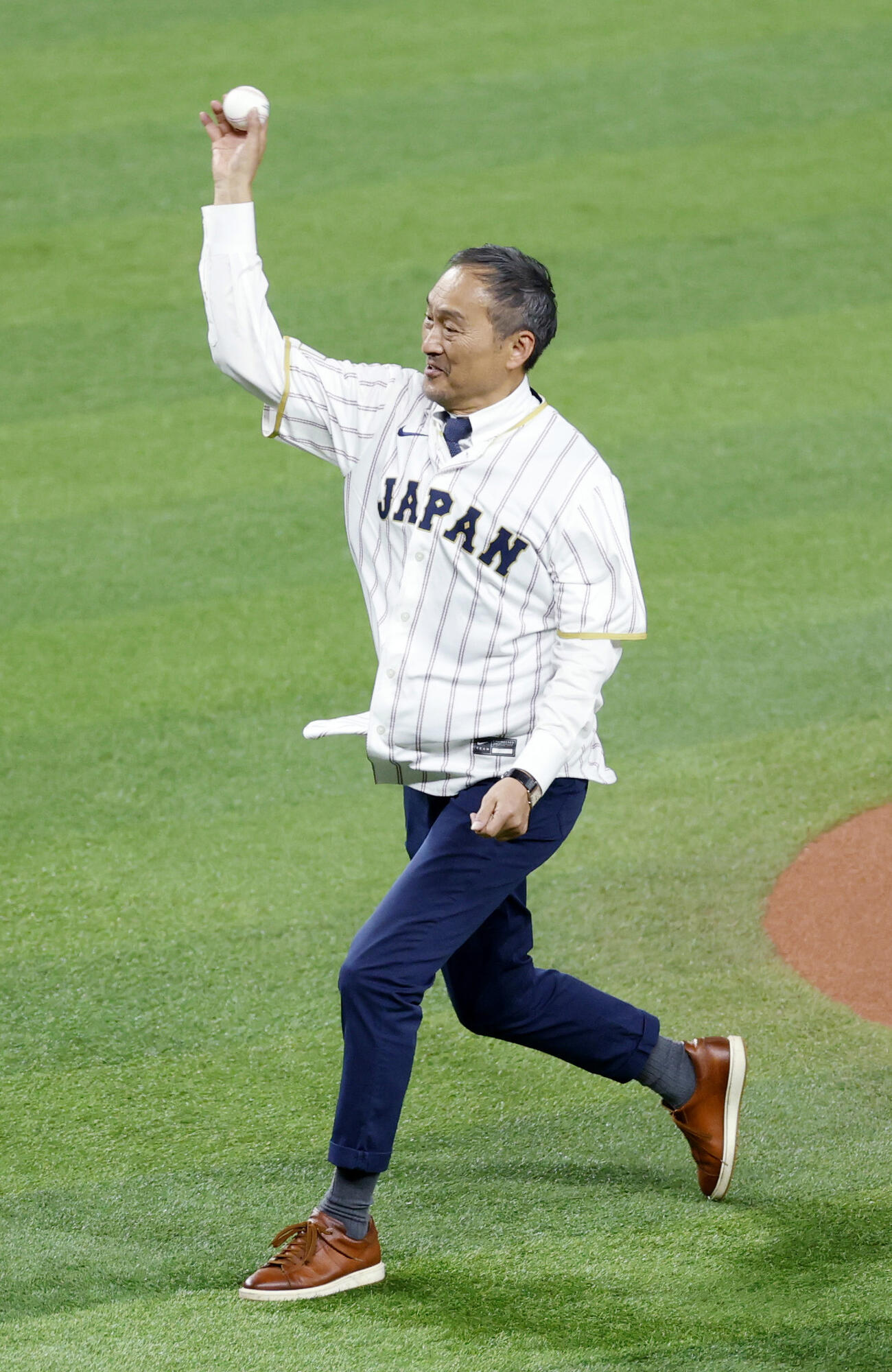 日本－ベネズエラ戦で始球式を務める俳優の渡辺謙（共同）