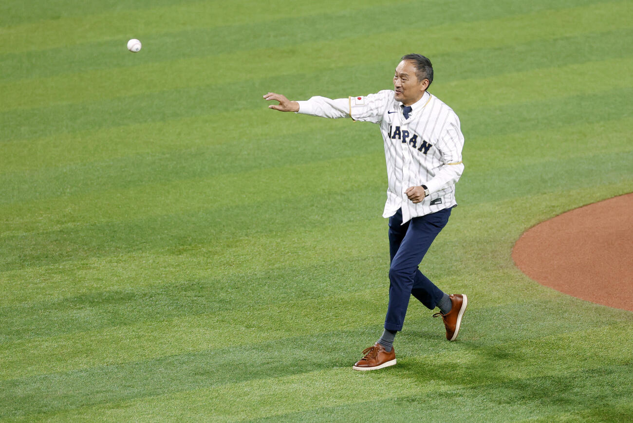 日本－ベネズエラ戦で始球式を務める俳優の渡辺謙（共同）