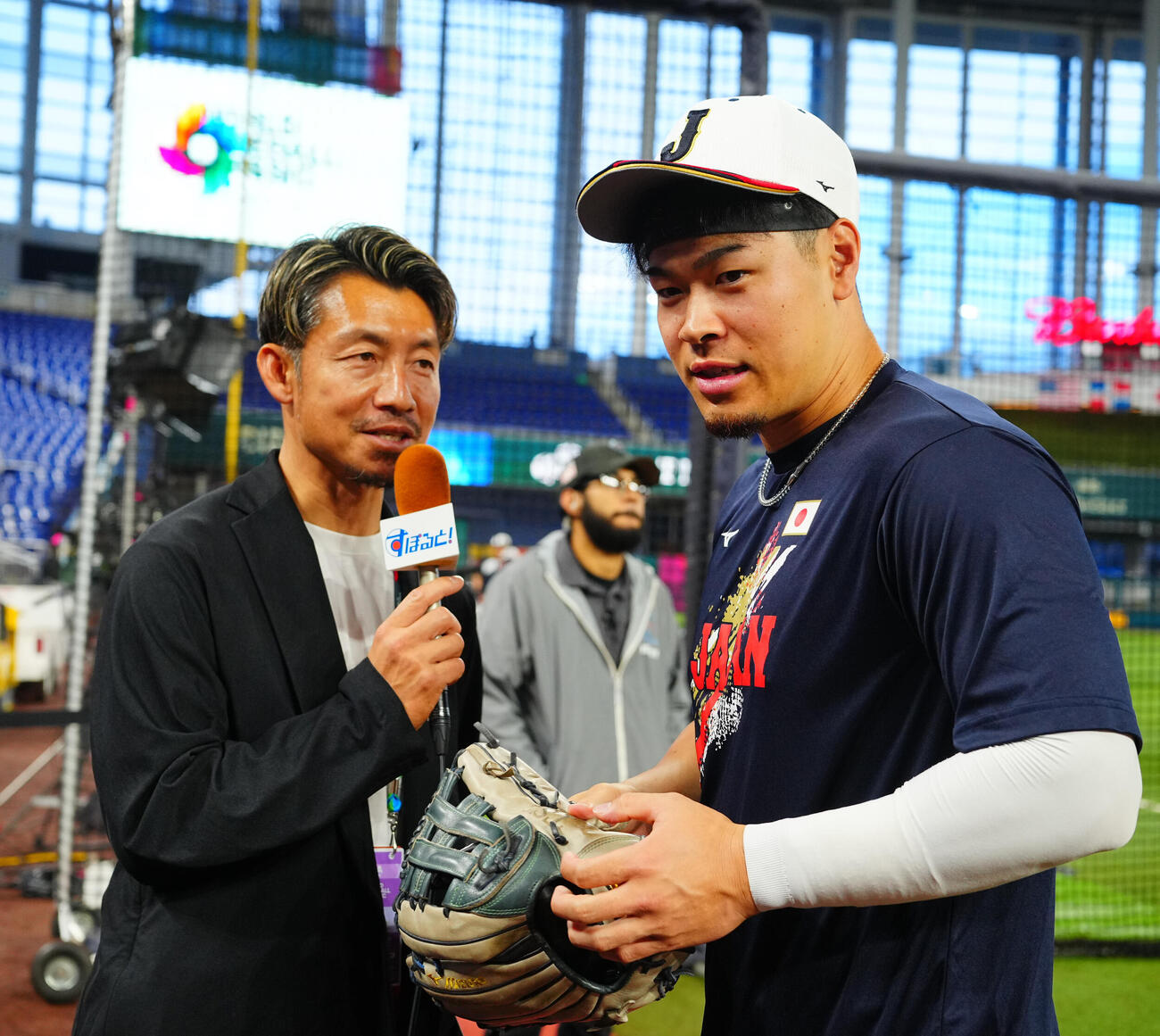 日本対ベネズエラ　試合前談笑する佐藤輝（右）と鳥谷氏（撮影・垰建太）
