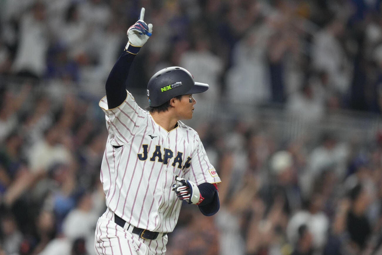 3回、勝ち越し3ランの打球を追いながら人差し指を掲げる森下翔太（AP）