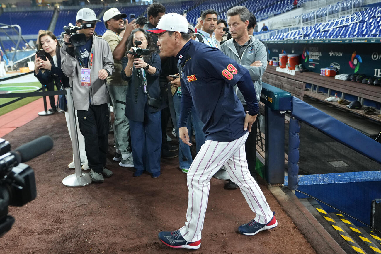 ベネズエラ戦前の練習に登場した侍ジャパンの井端弘和監督（AP）