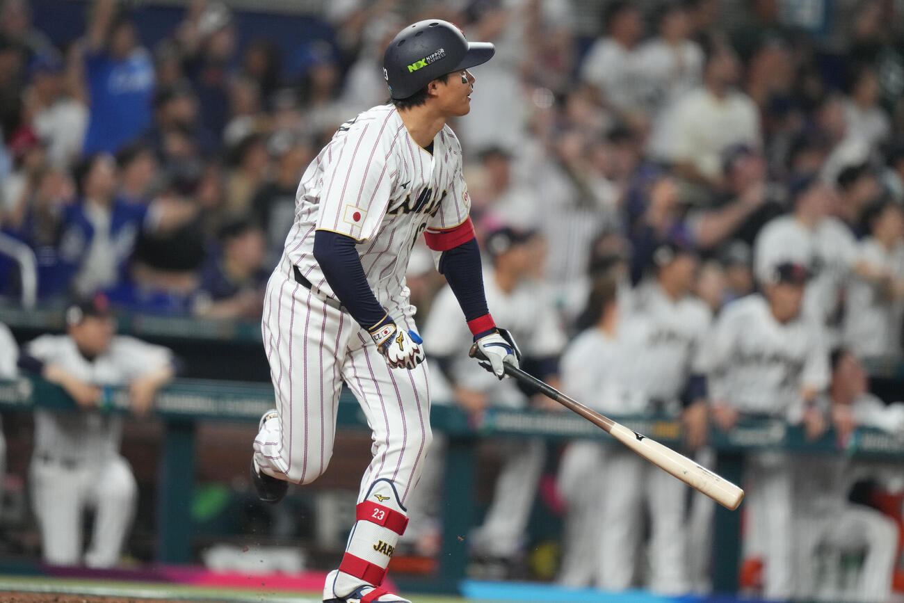 3回、勝ち越し3ランの打球を追いながら走り出す森下翔太（AP）