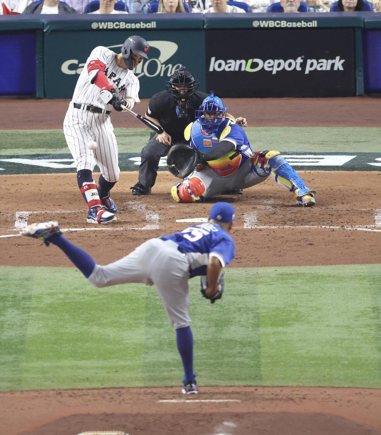 日本対ベネズエラ　3回裏日本1死一、二塁、右翼線に同点適時二塁打を放つ佐藤。投手R・スアレス（撮影・河田真司）