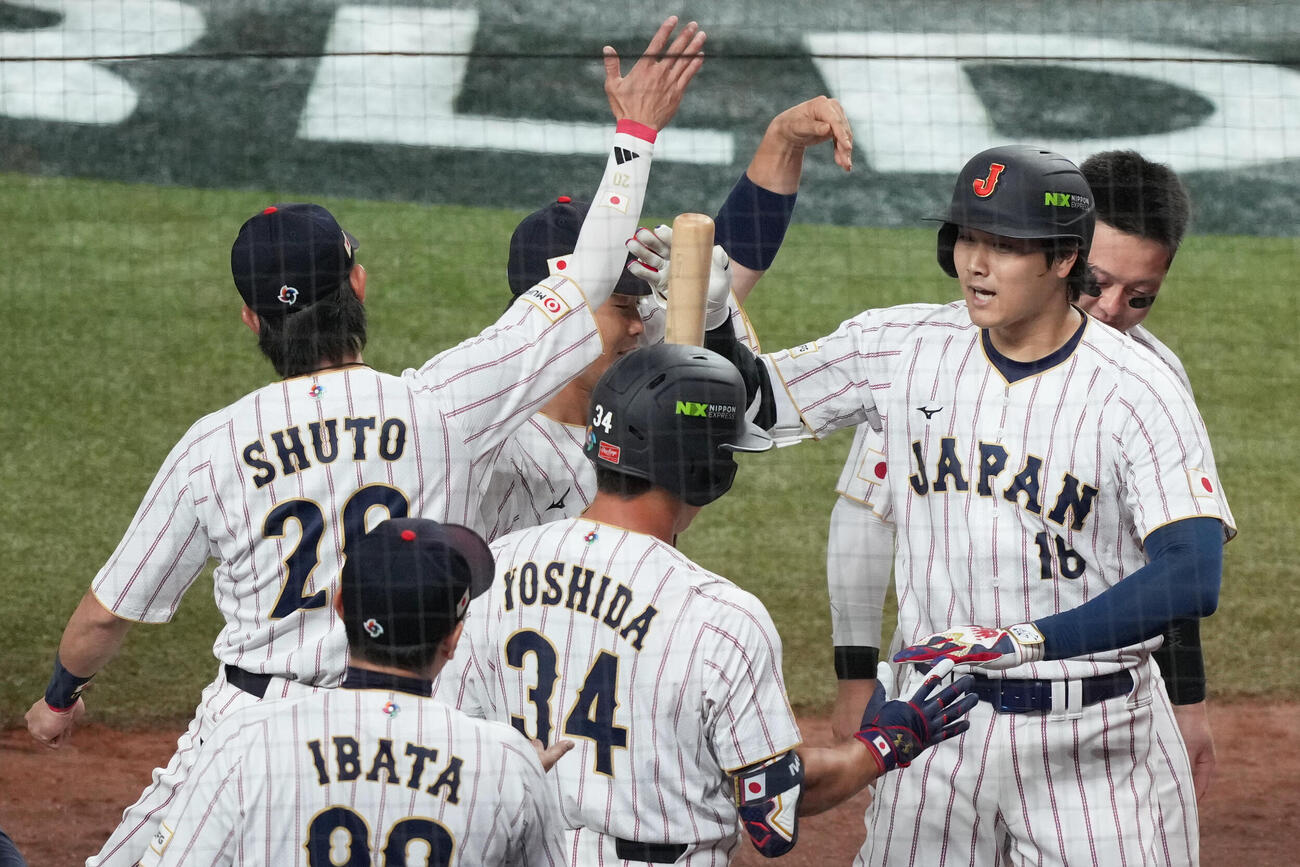 1回、大谷翔平（右）の同点ソロに喜ぶ侍ナイン（AP）