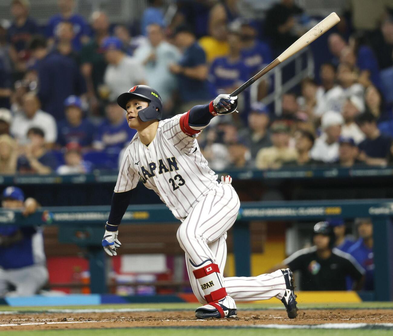 WBC準々決勝のベネズエラ戦の3回、3ランを放つ森下翔太＝14日、マイアミ（共同）