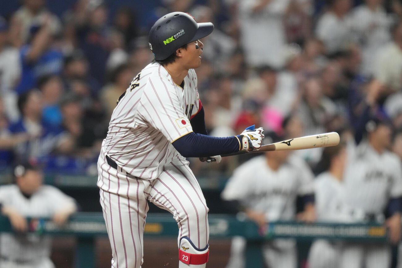 3回、勝ち越し3ランを放つ森下翔太（AP）