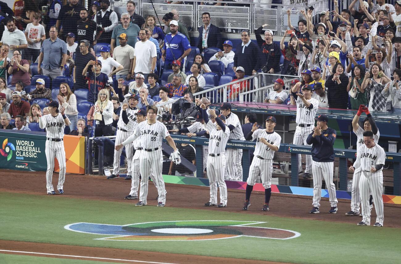 日本対ベネズエラ　3回裏日本1死一、二塁、右翼線に同点適時二塁打を放ちベンチから出る日本代表選手（撮影・河田真司）