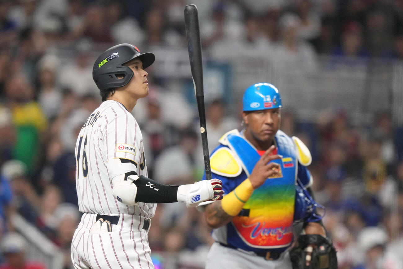 7回、チャレンジを待つ大谷翔平。その後、チャレンジは失敗し、見逃し三振に倒れる（AP）
