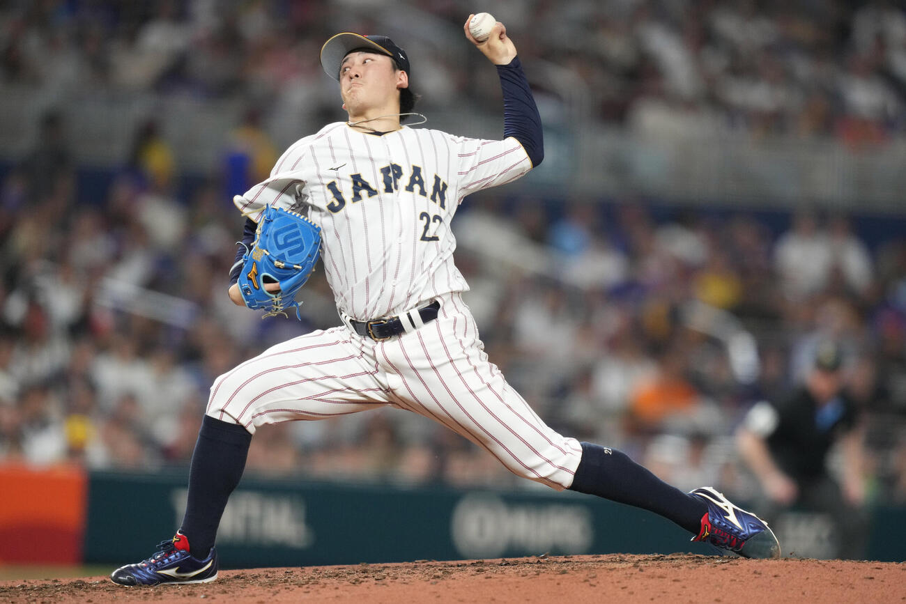 5回にマウンドに上がる隅田知一郎（AP）