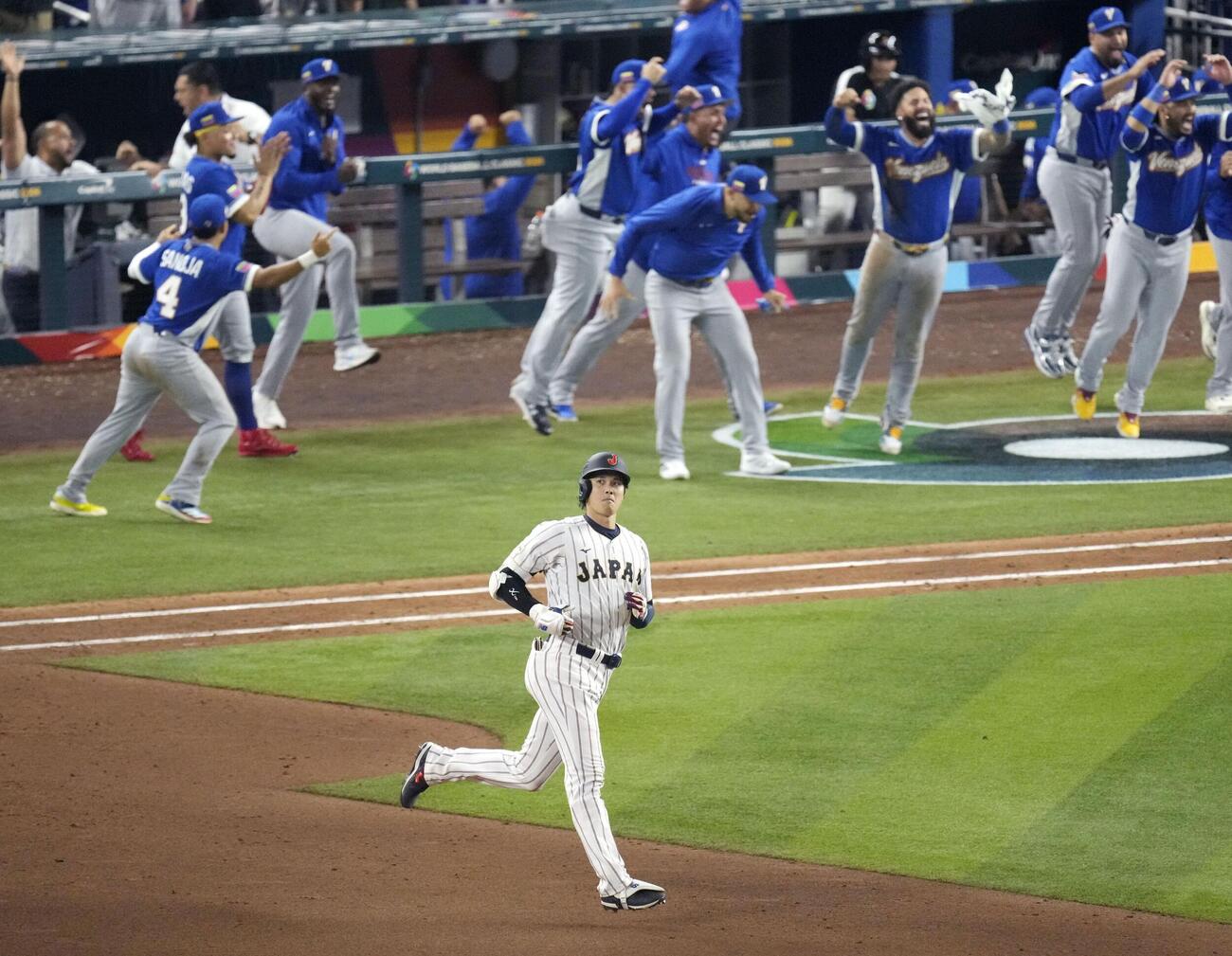 WBC準々決勝のベネズエラ戦の9回、遊飛に倒れて最後の打者となった大谷翔平。日本代表は逆転負けを喫し、2大会連続の優勝はならなかった（共同）