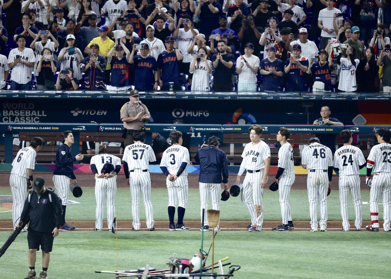 日本対ベネズエラ　ベネズエラに敗れ整列する日本代表選手たち（撮影・河田真司）