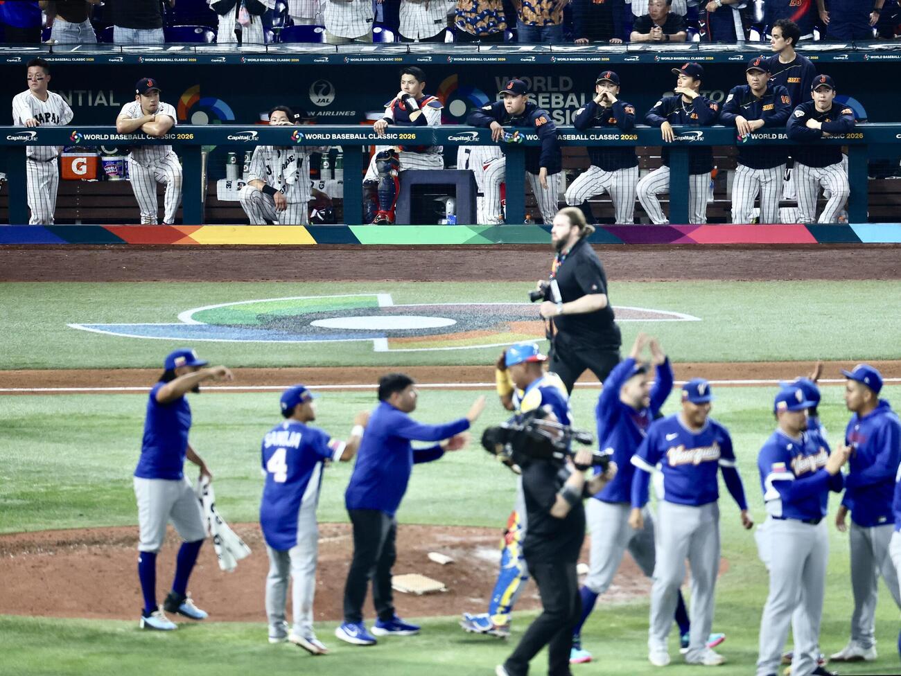 日本対ベネズエラ　ベネズエラに敗れ、ベンチから浮かない表情を見せる日本代表選手（撮影・河田真司）