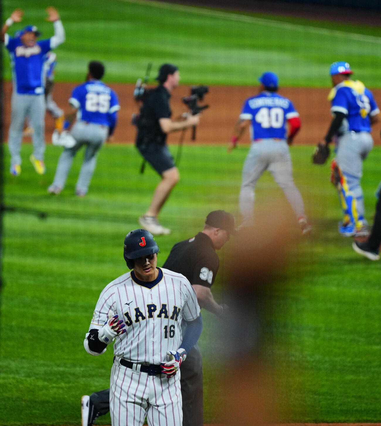 日本対ベネズエラ　9回裏日本2死、遊飛に倒れ喜ぶベネズエラナインを背に引き揚げる大谷（撮影・垰建太）