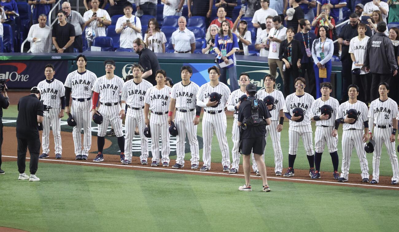 日本対ベネズエラ　開始前、君が代に臨む日本代表（撮影・河田真司）