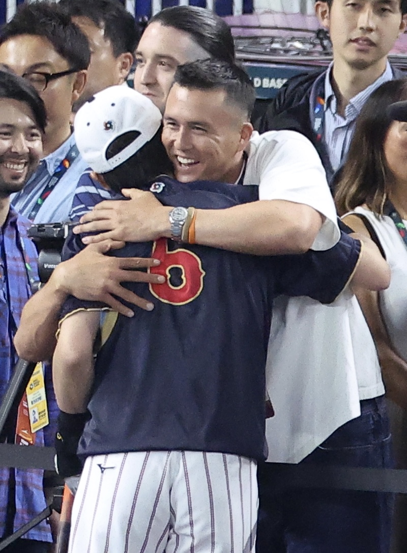 日本対ベネズエラ　試合前、源田（左）とあいさつを交わすヌートバー（撮影・河田真司）