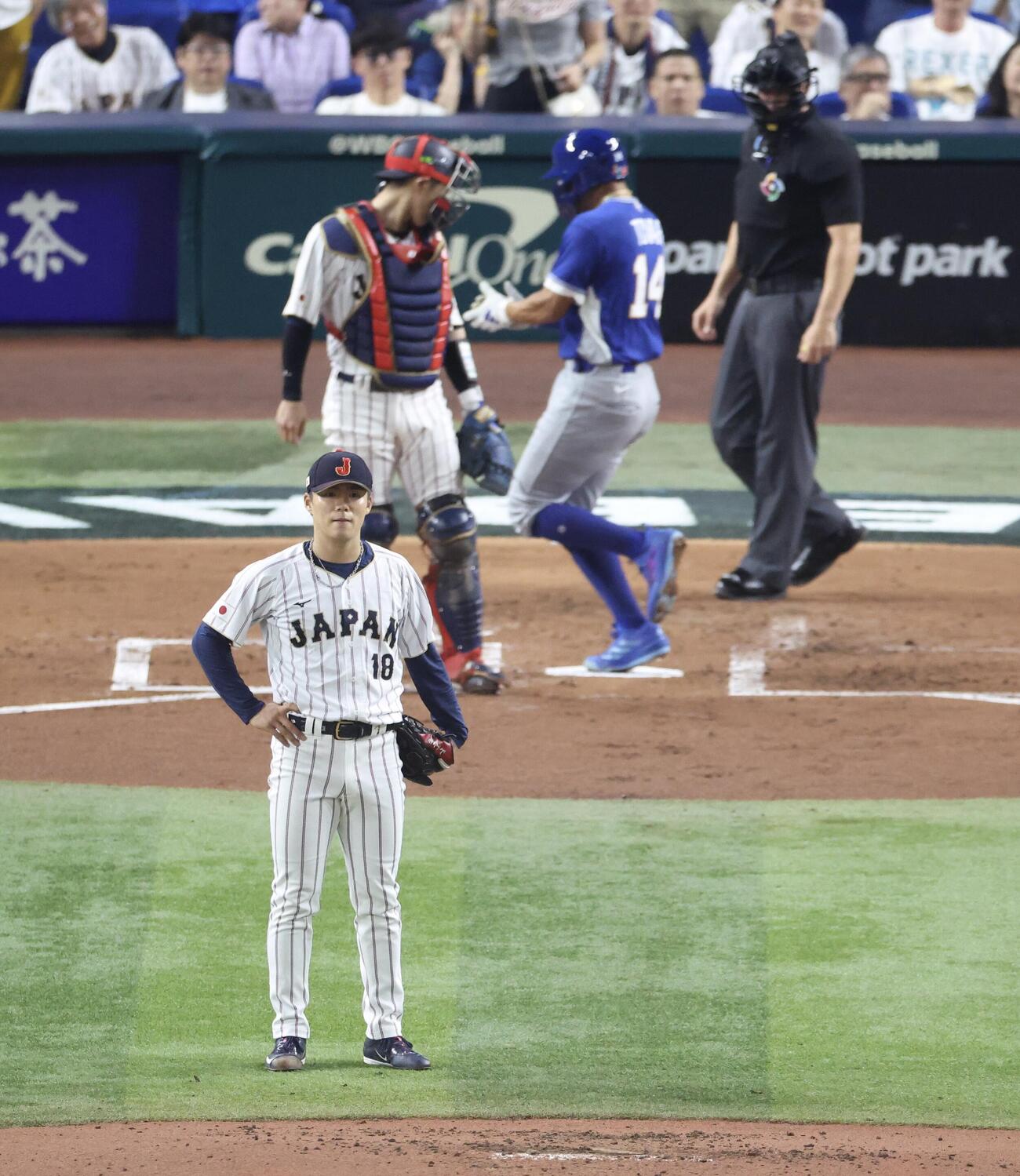 日本対ベネズエラ　2回表ベネズエラ無死二塁、トーレスに適時二塁打を浴びる山本（撮影・河田真司）