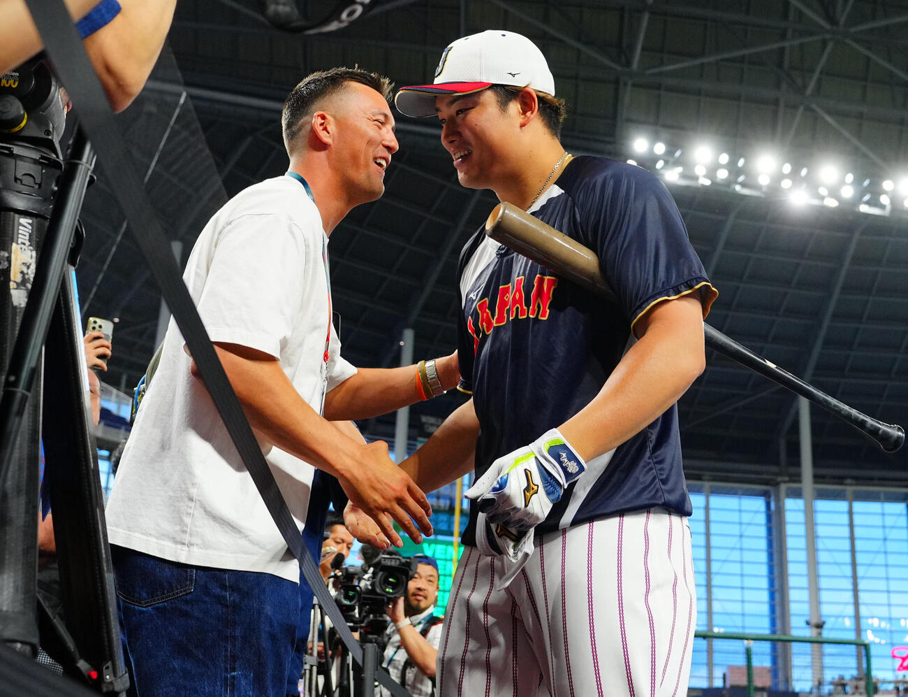 日本対ベネズエラ　試合前、ヌートバー（左）と談笑する村上（撮影・垰建太）
